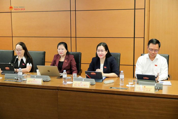 Các đại biểu tại Tổ 11 dự phiên họp