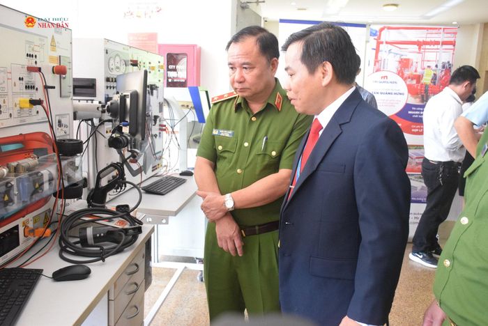 Cục trưởng Cục C11 - Bộ Công an, Trung tướng Trần Văn Thiện (trái) trao đổi cùng lãnh đạo HVCT trước lễ khai giảng. Ảnh: Quang Phương