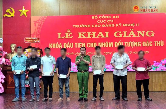 Cục trưởng Cục C11 - Bộ Công an, Trung tướng Trần Văn Thiện (giữa) trao quà cho các học viên là người vừa chấp hành xong án phạt tù trở về tái hòa nhập cộng đồng. Ảnh: Quang Phương