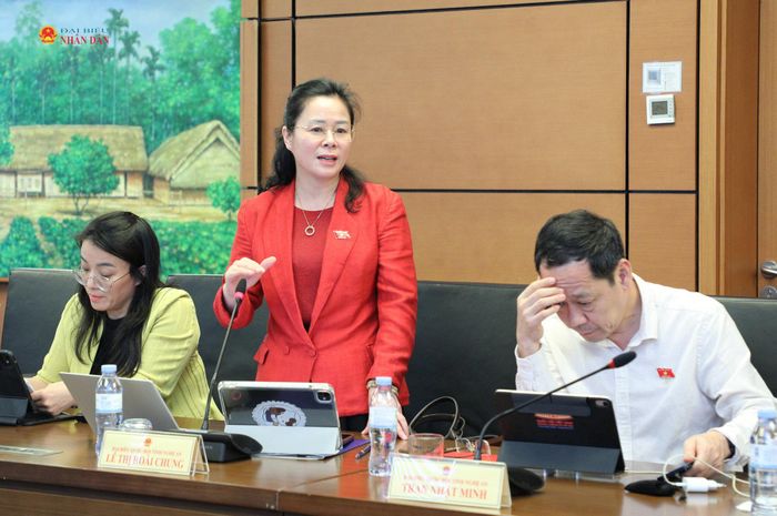 ĐBQH Lê Thị Hoài Chung (Nghệ An) phát biểu