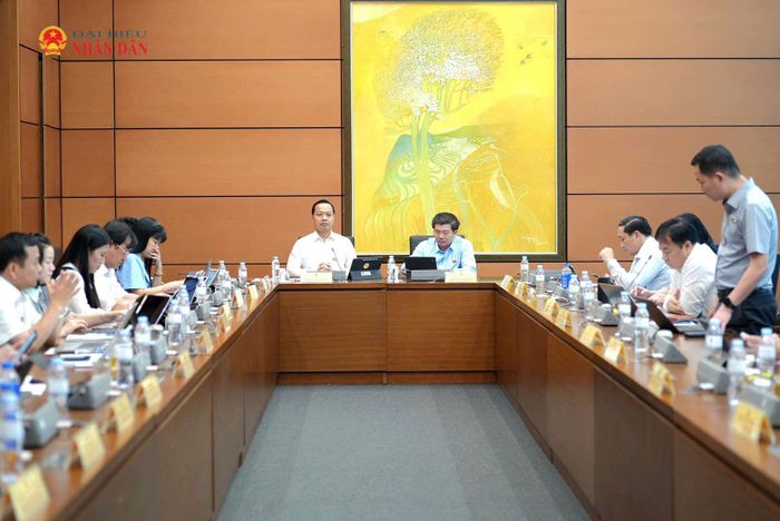 Quang cảnh thảo luận tại Tổ 4. Ảnh: Bách Hợp