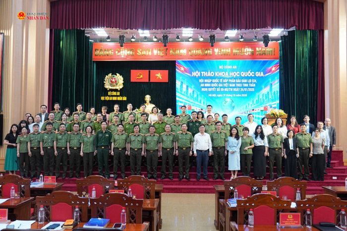 Các đại biểu chụp ảnh lưu niệm tại hội thảo.