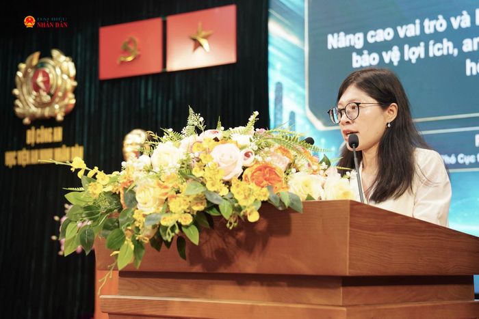 Phó Cục trưởng Cục lãnh sự, Bộ Ngoại giao Phan Thị Minh Giang trình bày tham luận.