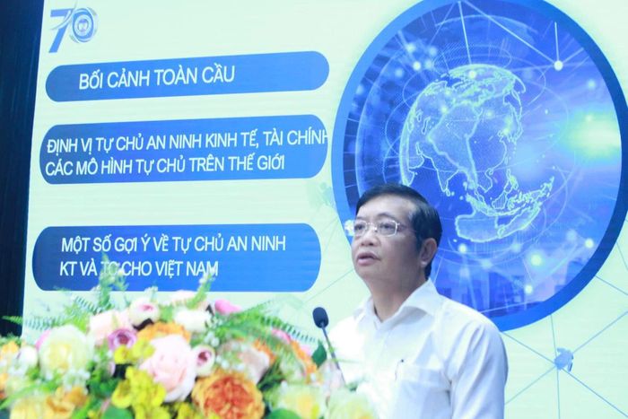 GS.TS Tạ Văn Lợi, Hiệu trưởng Trường Kinh doanh, Viện trưởng Viện Thương mại và Kinh tế quốc tế, Đại học Kinh tế quốc dân trình bày tham luận.