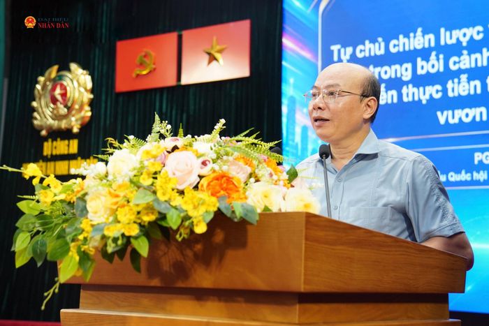 PGS.TS Hoàng Văn Nghĩa, Đại biểu Quốc hội Khóa XVI, Ủy viên chuyên trách Ủy ban Công tác Đại biểu Quốc hội phát biểu tham luận tại hội thảo.
