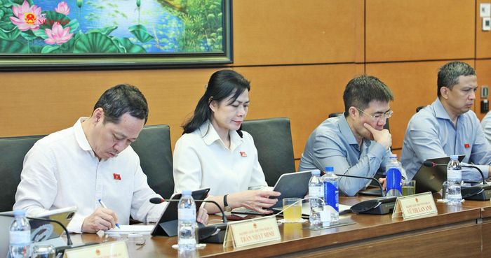 Các ĐBQH tỉnh Nghệ An dự phiên thảo luận tại tổ