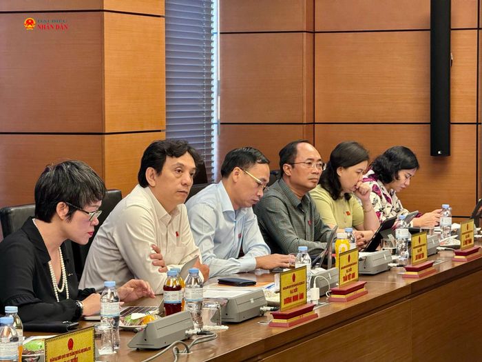 Các đại biểu tham gia thảo luận tại Tổ 1. Ảnh: Phi Long