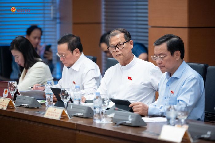 Đại biểu tham dự phiên thảo luận tại Tổ 2