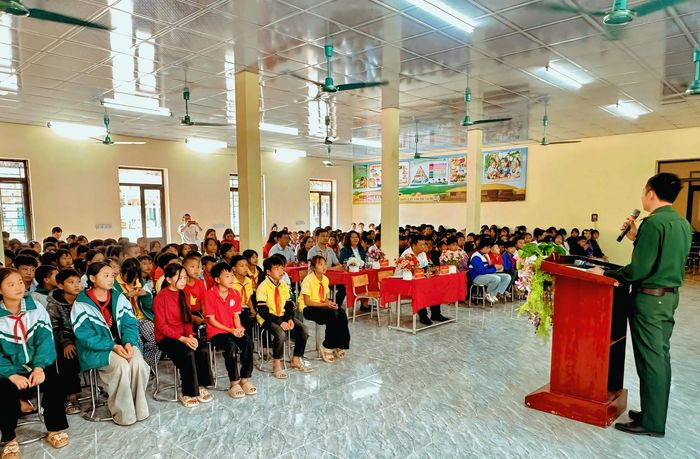 Cán bộ Đồn Biên phòng Nậm Nhừ tuyên truyền, phổ biến kiến thức pháp luật về chủ quyền lãnh thổ, an ninh biên giới quốc gia cho học sinh xã Tìa Dình. Ảnh: Đồn Biên phòng Nậm Nhừ