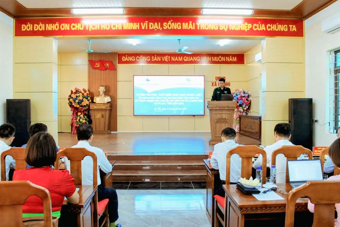 Cán bộ Đồn Biên phòng Nậm Nhừ tuyên truyền, phổ biến pháp luật về chủ quyền lãnh thổ, an ninh biên giới quốc gia tại xã Pu Nhi. Ảnh: Đồn Biên phòng Nậm Nhừ