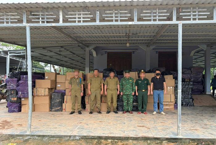 Lực lượng chuyên án thu giữ 30 tấn pháo các loại tại kho hàng ở vùng biên giới. Ảnh: Hoài Nam