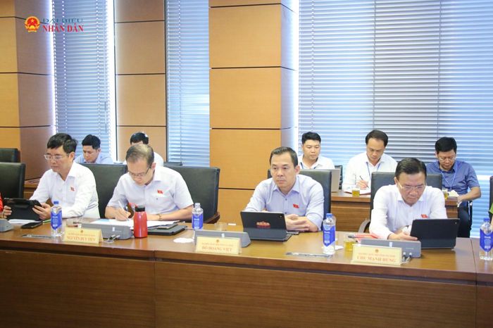Các đại biểu tham dự thảo luận tổ. Ảnh: Đắc Trường