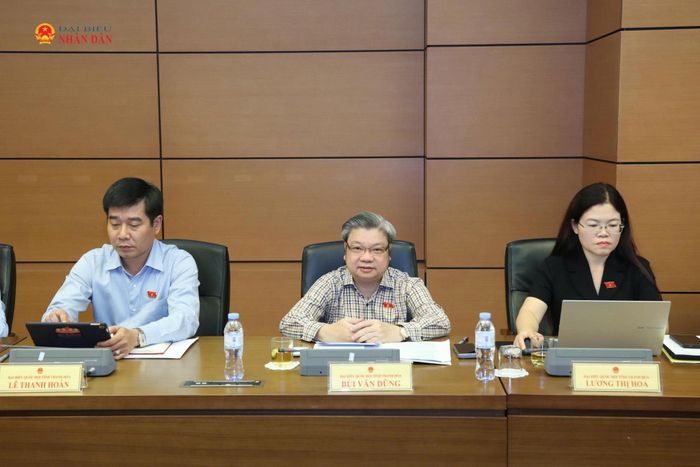 Các ĐBQH tỉnh Thanh Hóa tham dự phiên thảo luận tại Tổ 13. Ảnh: An Nhiên