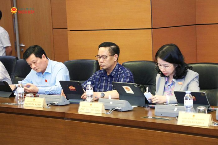 Các ĐBQH tham dự thảo luận tổ. Ảnh: An Nhiên
