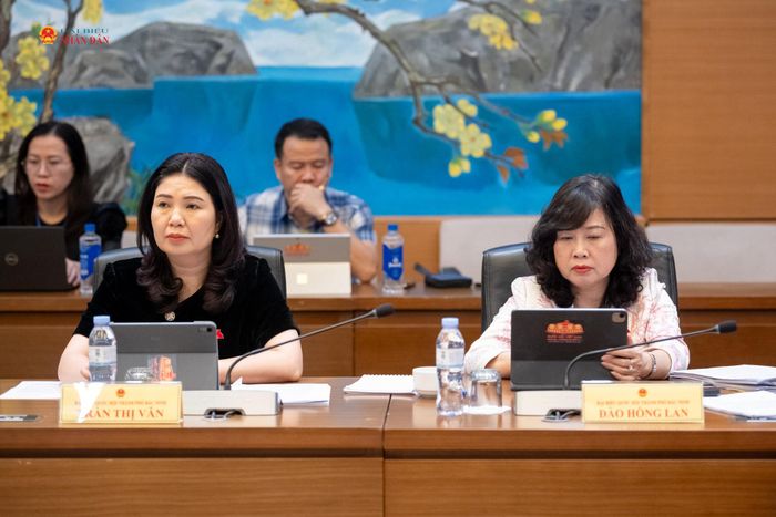 Các đại biểu tham dự phiên thảo luận tại tổ. Ảnh: Phạm Thắng