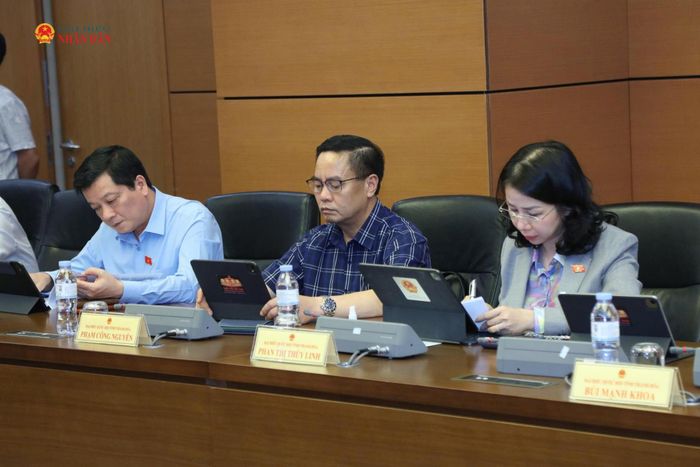 Các ĐBQH tham dự thảo luận tại Tổ 13. Ảnh: An Nhiên