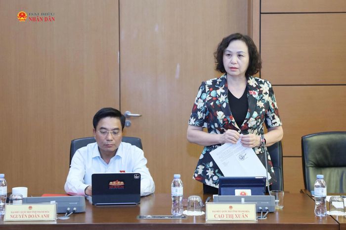 ĐBQH Cao Thị Xuân (Thanh Hóa) phát biểu thảo luận tổ. Ảnh: An Nhiên