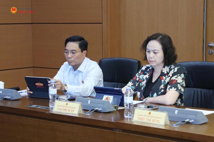 Phó Chủ tịch Quốc hội, Thượng tướng Nguyễn Doãn Anh cùng các ĐBQH tham dự phiên thảo luận tại tổ. Ảnh: An Nhiên