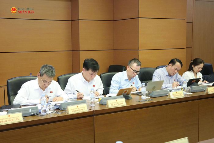 Các ĐBQH tỉnh Gia Lai tham dự phiên thảo luận tại Tổ 13. Ảnh: An Nhiên