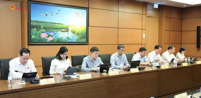 Các ĐBQH tỉnh Nghệ An tham gia thảo luận tại tổ