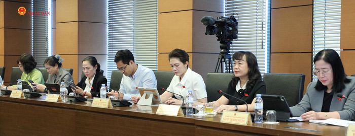 Các ĐBQH tỉnh Đồng Tháp tham gia thảo luận tại tổ