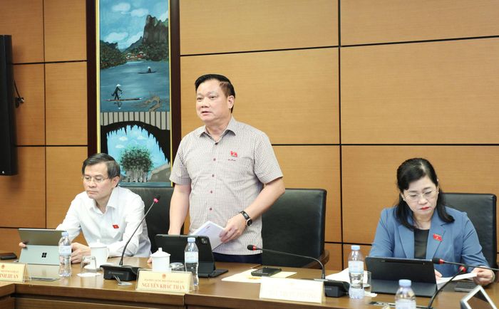 Trưởng Đoàn ĐBQH tỉnh Nghệ An Nguyễn Khắc Thận điều hành phiên phiên thảo luận tại Tổ 10