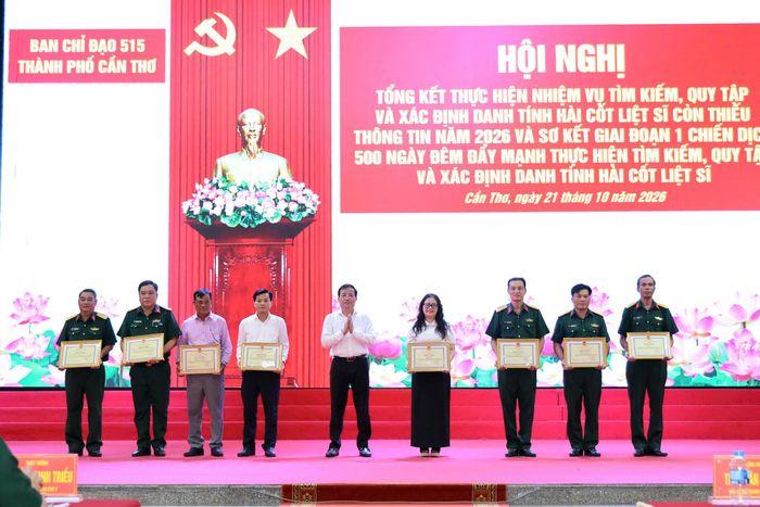 Dịp này, Ban Chỉ đạo 515 TP. Cần Thơ tặng bằng khen của Chủ tịch UBND thành phố cho nhiều cá nhân, tập thể có thành tích xuất sắc trong công tác tìm kiếm, quy tập và định danh hài cốt liệt sĩ