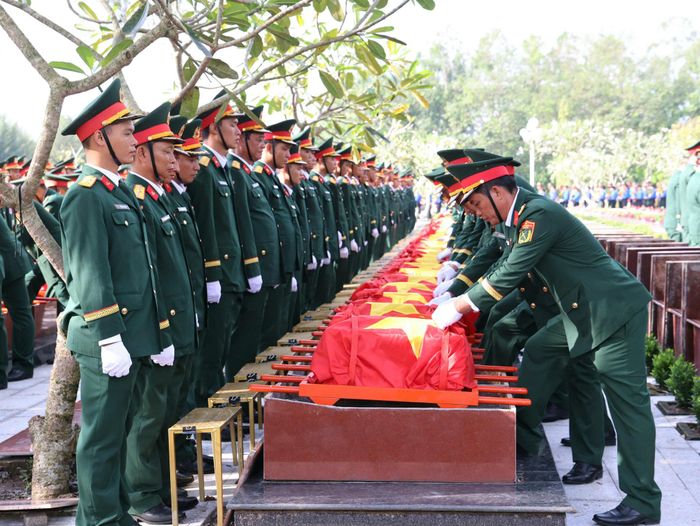 Sở Nội vụ TP. Cần Thơ đã thực hiện xác định được 9 trường hợp hài cốt liệt sĩ còn thiếu thông tin bằng phương pháp giám định ADN. Ảnh: Phạm Trung