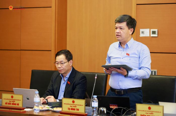 ĐBQH Tạ Đình Thi (Hà Nội) phát biểu thảo luận tại Tổ 1. Ảnh: Văn Tuyến