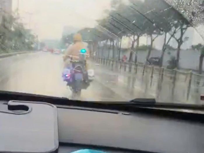 CSGT dùng xe chuyên dụng mở đường cho xe chở bệnh nhi đến bệnh viện cấp cứu.