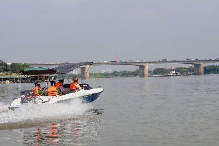 Cảnh sát đường thuỷ tuần tra trên sông Hồng.