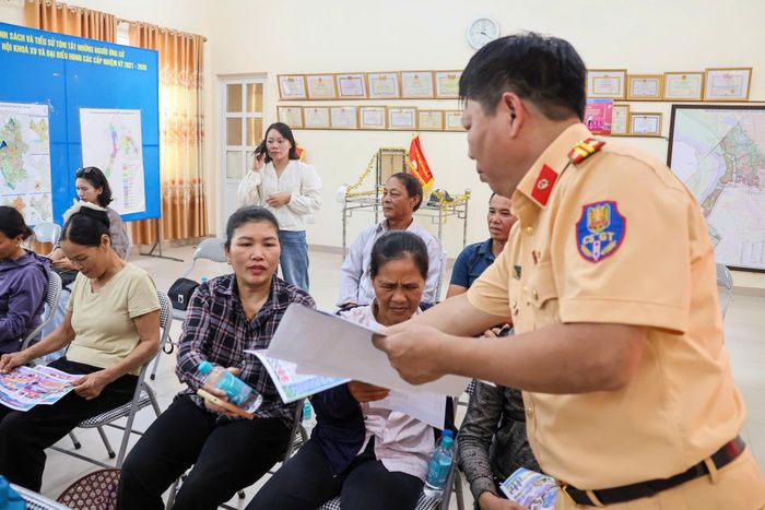Cảnh sát đường thuỷ phát tờ rơi tuyên truyền, phổ biến pháp luật cho người dân.