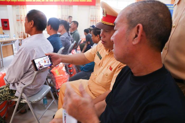 Trung tá Trần Văn Công trực tiếp trao đổi, giải thích cho người dân về tác hại của việc sử dụng kích điện.