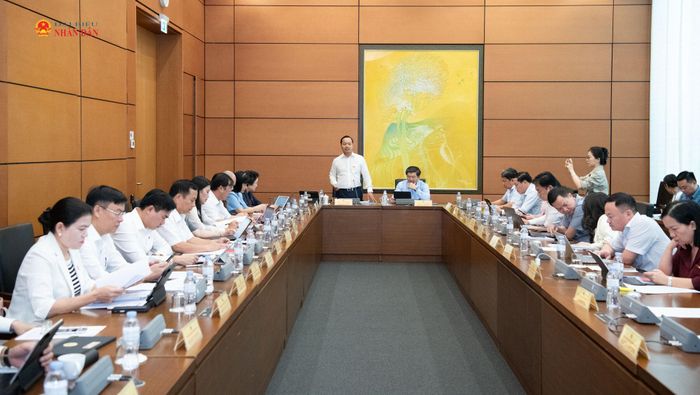 Quang cảnh thảo luận tại Tổ 4. Ảnh: Lâm Hiển