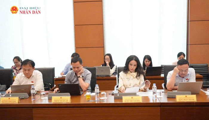 Các ĐBQH TP. Đồng Nai tham dự thảo luận tại Tổ 4. Ảnh: Lâm Hiển