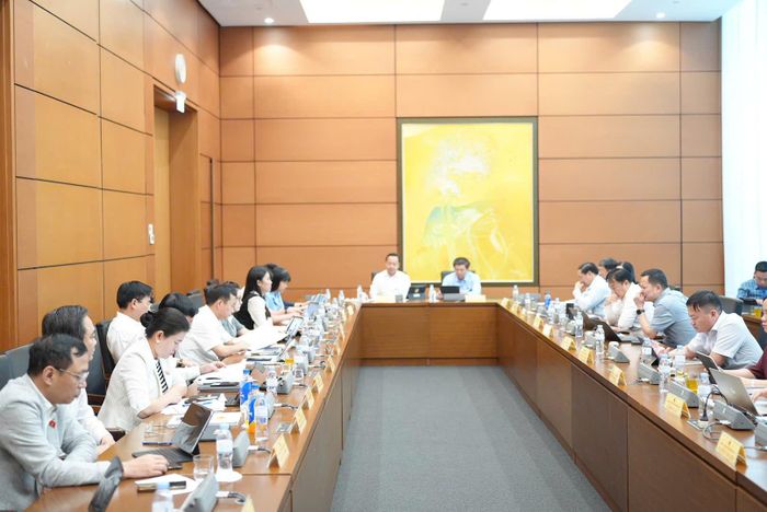 Toàn cảnh phiên thảo luận tại Tổ 4 (gồm Đoàn ĐBQH các tỉnh Quảng Trị, Điện Biên và TP. Đồng Nai). Ảnh: Bách Hợp