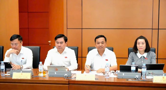 Các ĐBQH tỉnh Quảng Trị dự phiên họp. Ảnh: Bách Hợp