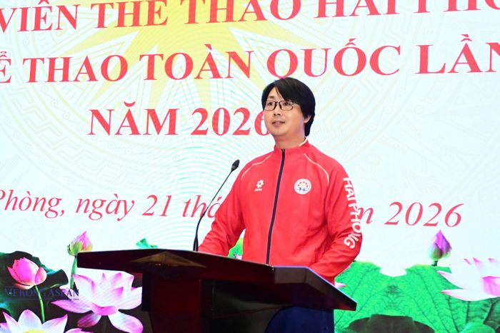 Đại diện huấn luyện viên phát biểu quyết tâm. Ảnh: Trần Thanh.