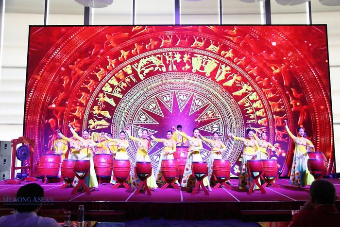 Chương trình nghệ thuật chào mừng lễ xuất quân. Ảnh: Trần Thanh.