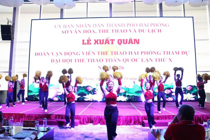Những tiết mục tại chương trình nghệ thuật biểu diễn sôi nổi, đặc sắc, mang đến không khí hào hứng, phấn khởi. Ảnh: Trần Thanh.