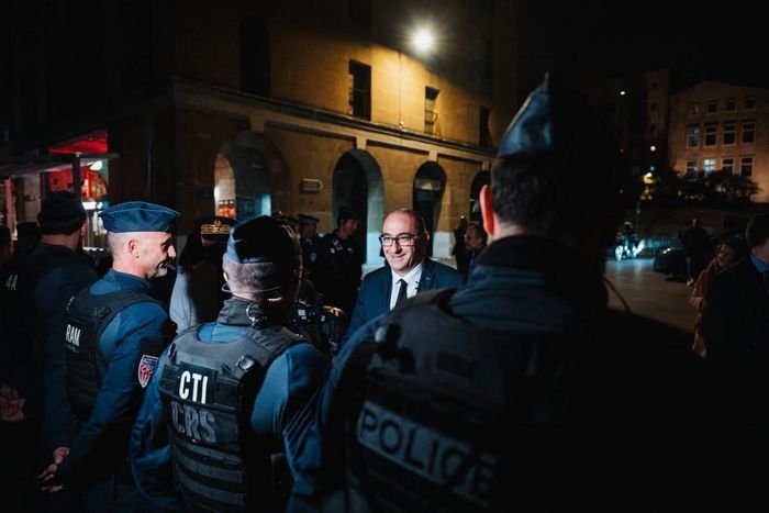 Bộ trưởng Nội vụ Laurent Nunez trao đổi với lực lượng chức năng tại Marseille. Ảnh: X/@NunezLaurent (tài khoản X của ông Nunez)