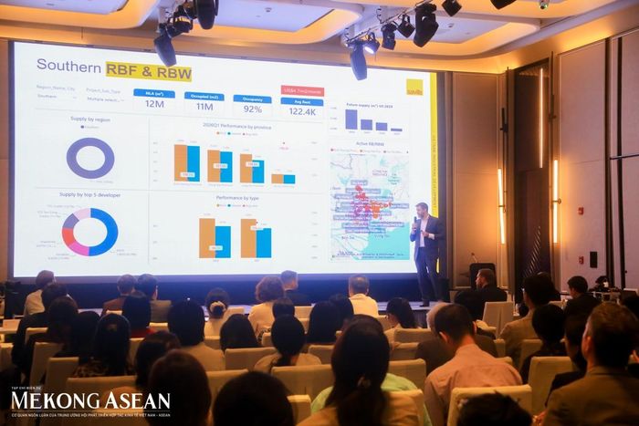 Ông John Campbell, Trưởng bộ phận Dịch vụ Bất động sản Công nghiệp Savills Việt Nam chia sẻ tại diễn đàn. Ảnh: Vũ Miên/Mekong ASEAN.