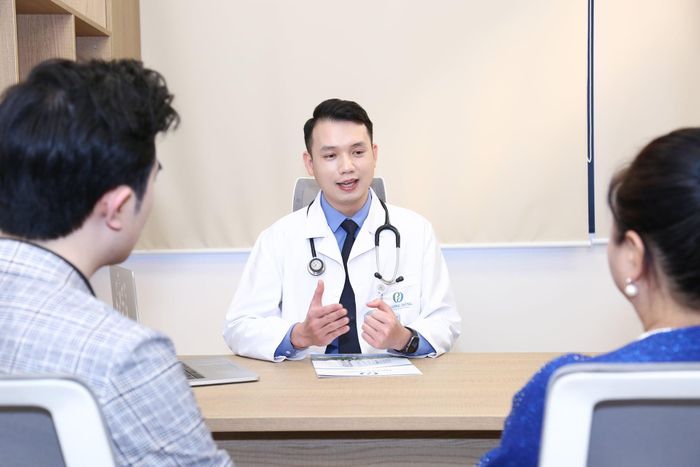 BS Phạm Ngọc Minh, Bệnh viện Đa khoa Phương Đông tư vấn cách nhận biết, sơ cứu và phòng tránh ngộ độc khí clo (Ảnh: BVCC)