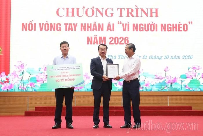 Đại diện lãnh đạo Ủy ban MTTQ Việt Nam tỉnh Phú Thọ tiếp nhận biểu trưng ủng hộ Quỹ “Vì người nghèo” tỉnh và trao thư cảm ơn cho các cơ quan, đơn vị, doanh nghiệp