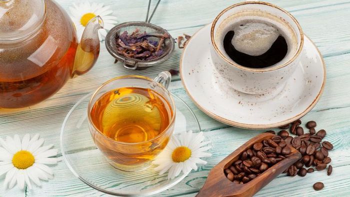 Uống cà phê và trà với lượng vừa phải giúp tăng sự tỉnh táo và khả năng tập trung