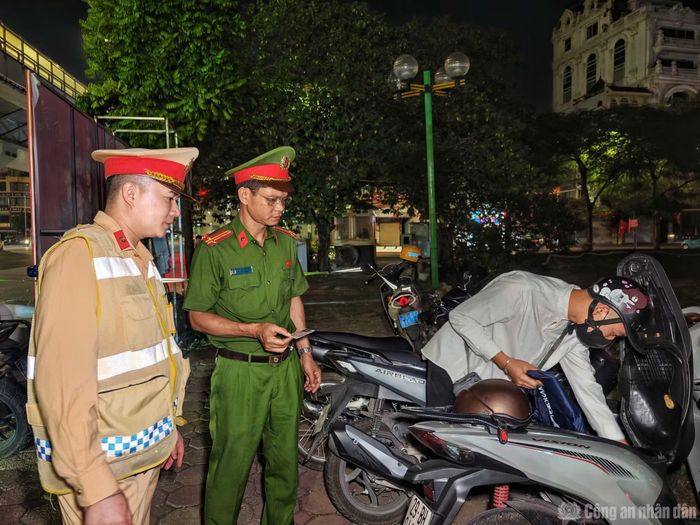Tổ công tác của Đội CSGT số 3 phối hợp với Công an phường Kim Liên làm nhiệm vụ.