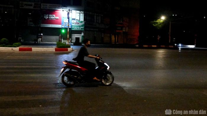 Hình ảnh một số thanh thiếu niên đầu trần, phóng xe máy với tốc độ cao trên đường Trường Chinh được PV Báo Công an nhân dân ghi lại.