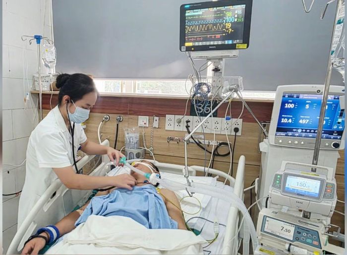 Nam bệnh nhân 37 tuổi bị bỏng kết mạc và giác mạc cả hai mắt. (Ảnh: Nguyên Hà)