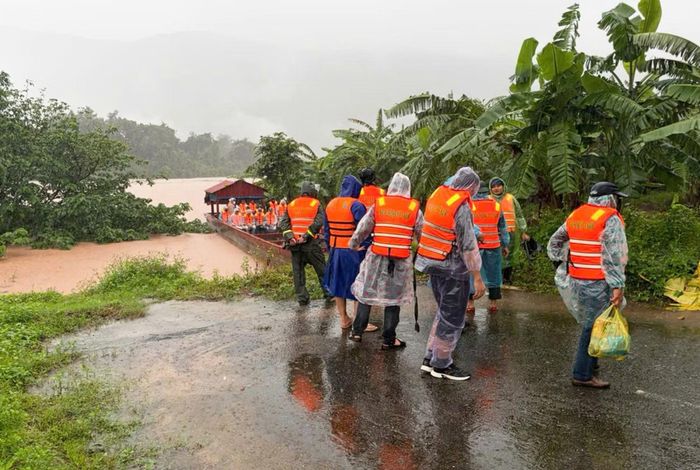 Lực lượng đánh án lên đường đột kích các kho hàng ở vùng biên.
