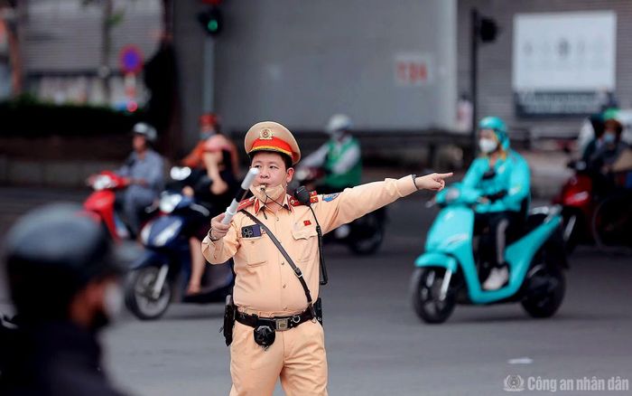 Lực lượng Công an phân luồng điều tiết giao thông.